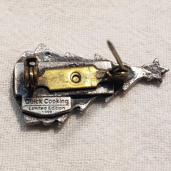 Cute Mini Vintage Christmas Tree Pin - Picture 4 of 4